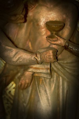 Jésus est dépouillé de ses vêtements.