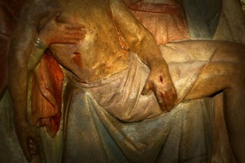 Jésus est descendu de la croix.