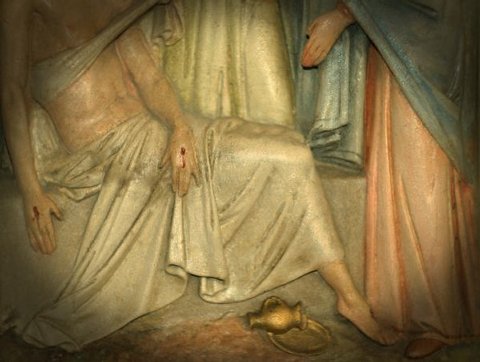 Jésus est mis au tombeau.