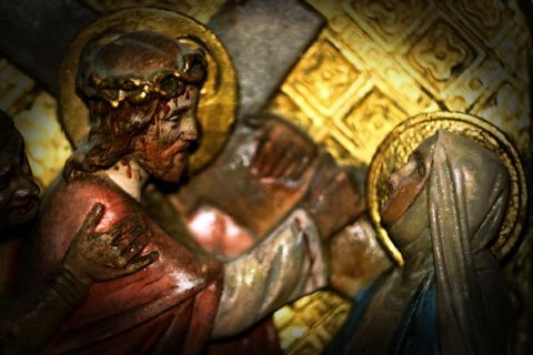 Jésus rencontre sa sainte mère.