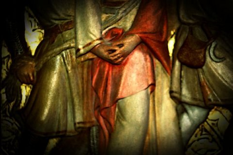 Simon de Cyrène porte la croix de Jésus.