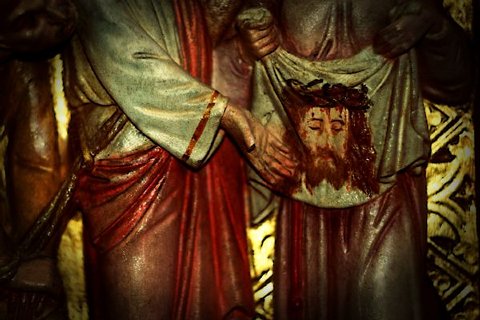 Sainte Véronique essuie le visage de Jésus.